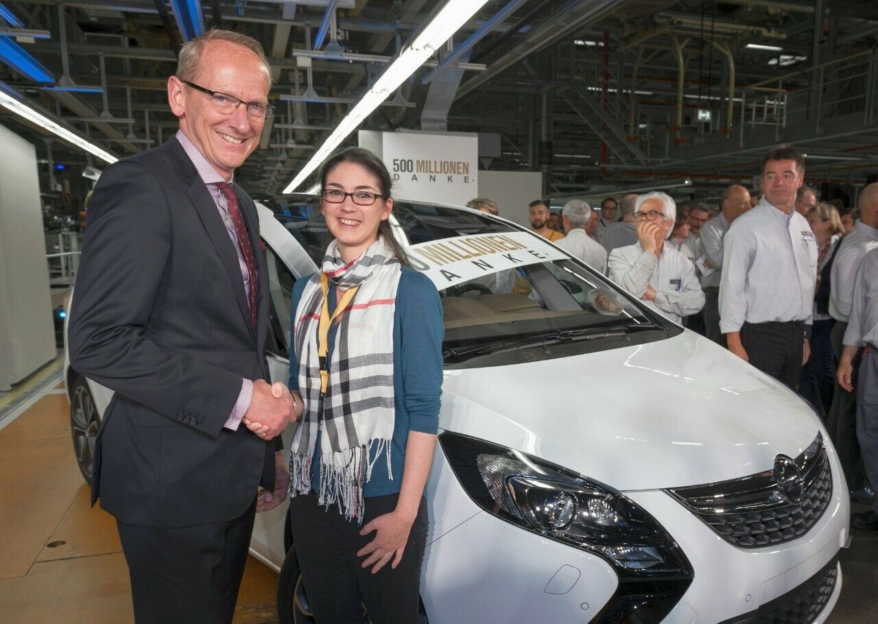 Geschenk zum 500-Millionen-Jubiläum: Opel-Chef Karl-Thomas Neumann überreicht einer Kundin einen neuen Zafira