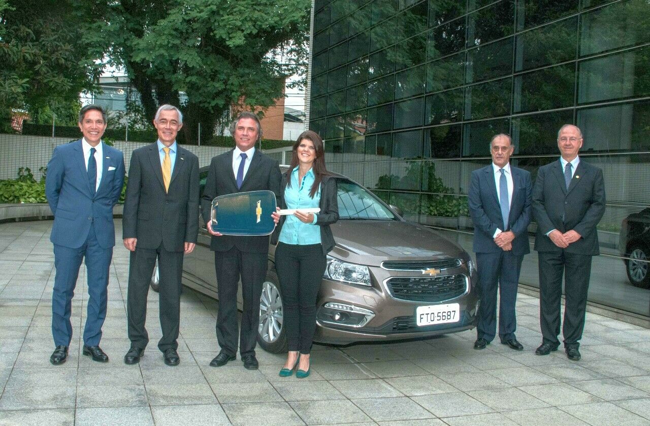 Zwei Brasilianer freuen sich über einen neuen Chevy Cruze
