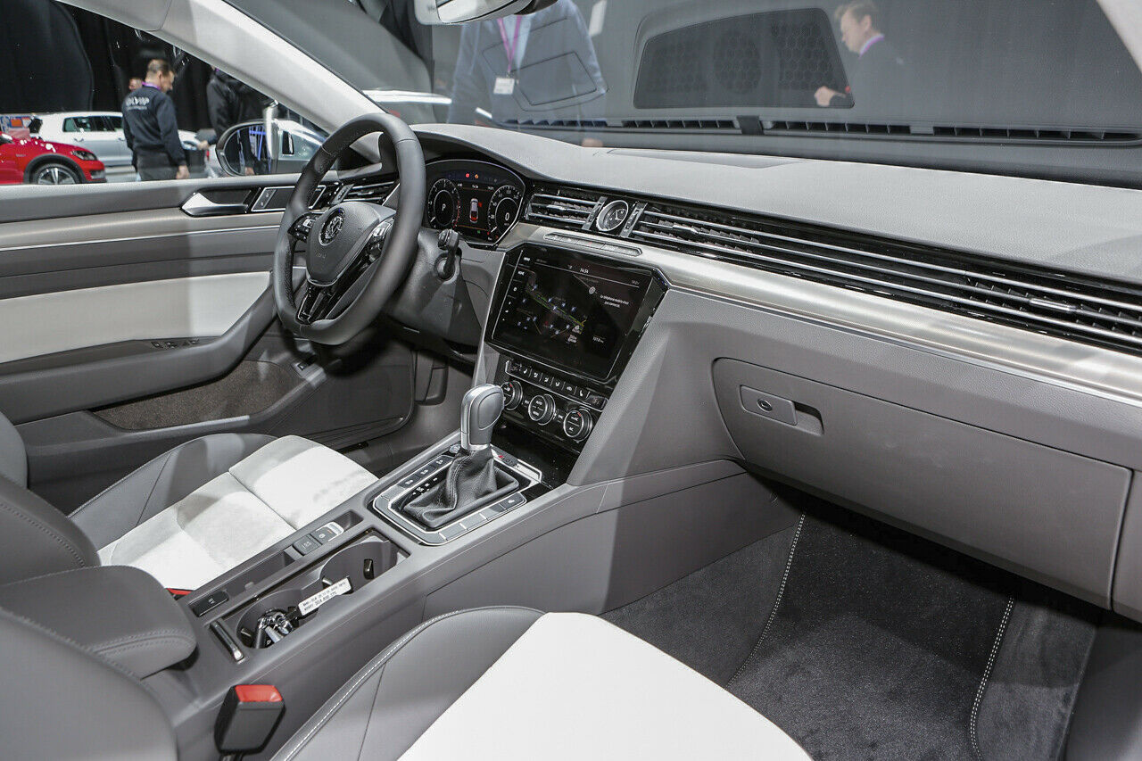 Blick in den Innenraum: Der VW Arteaon auf ersten Live-Bildern vom Genfer Autosalon