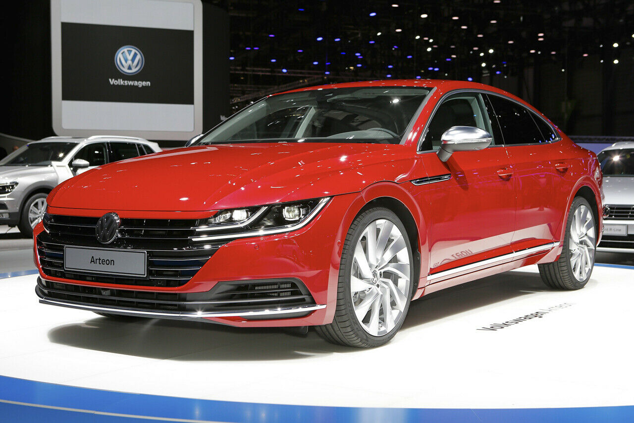Auch mit rotem Lack ein Hingucker: Der VW Arteaon auf ersten Live-Bildern vom Genfer Autosalon