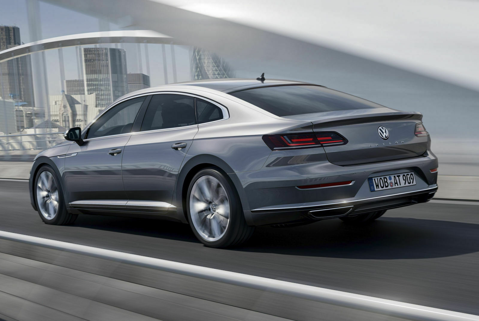 Der Arteon basiert auf dem Querbaukasten von VW. Den Antrieb teilt er sich mit VW Golf und Passat