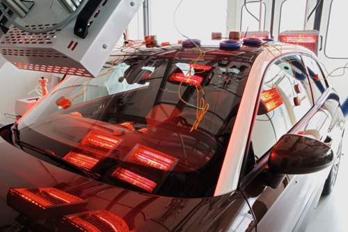 Ein Audi wird mit Wärme bestrahlt, um eventuell unangenehme Ausdünstungen aufzudecken