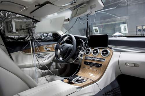 Elektronische Nasen: Sensoren "riechen" in den aufgeheizten Innenraum einer Mercedes C-Klasse
