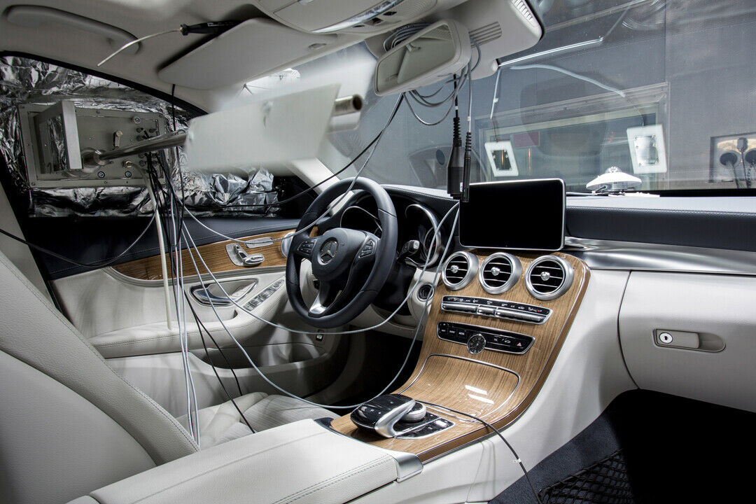 Elektronische Nasen: Sensoren "riechen" in den aufgeheizten Innenraum einer Mercedes C-Klasse