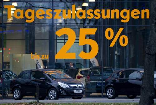 EIn Opel-Händler wirbt für Tageszulassungen mit hohen Rabatten. Tageszulassungen fließen als Gebrauchtwagen in die Statistik ein. Foto: Dapd