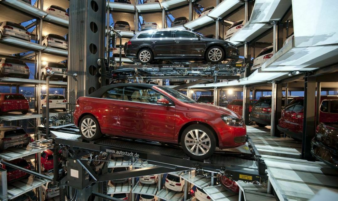 Autostadt Wolfsburg, Auslieferungsturm; Die Kosten für Neuwagen steigen seit Jahren deutlich stärker als die Nettolöhne. Nur die Abwrackprämie sorgte 2009 für eine Delle.