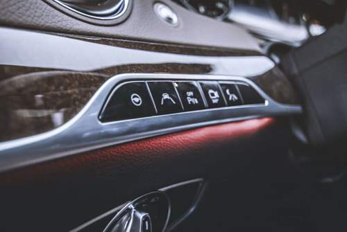 Assistenzleiste in der Mercedes S-Klasse, v.l.n.r.: Aktiver Lenkassistent, Spurhalteassistent und Totwinkelwarner, Automatisiertes Parken, 360°-Kamera und Nightvision