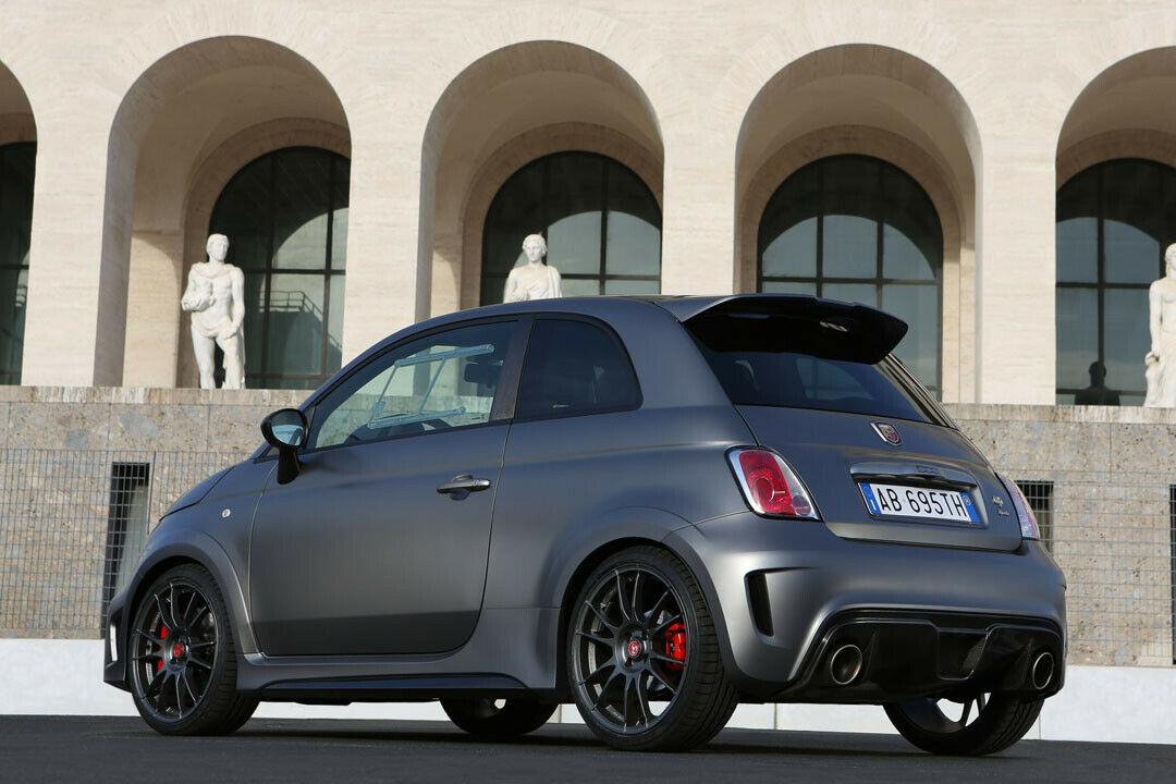 Beim Abarth 695 Biposto sind die die Autoscheiben serienmäßig getönt
