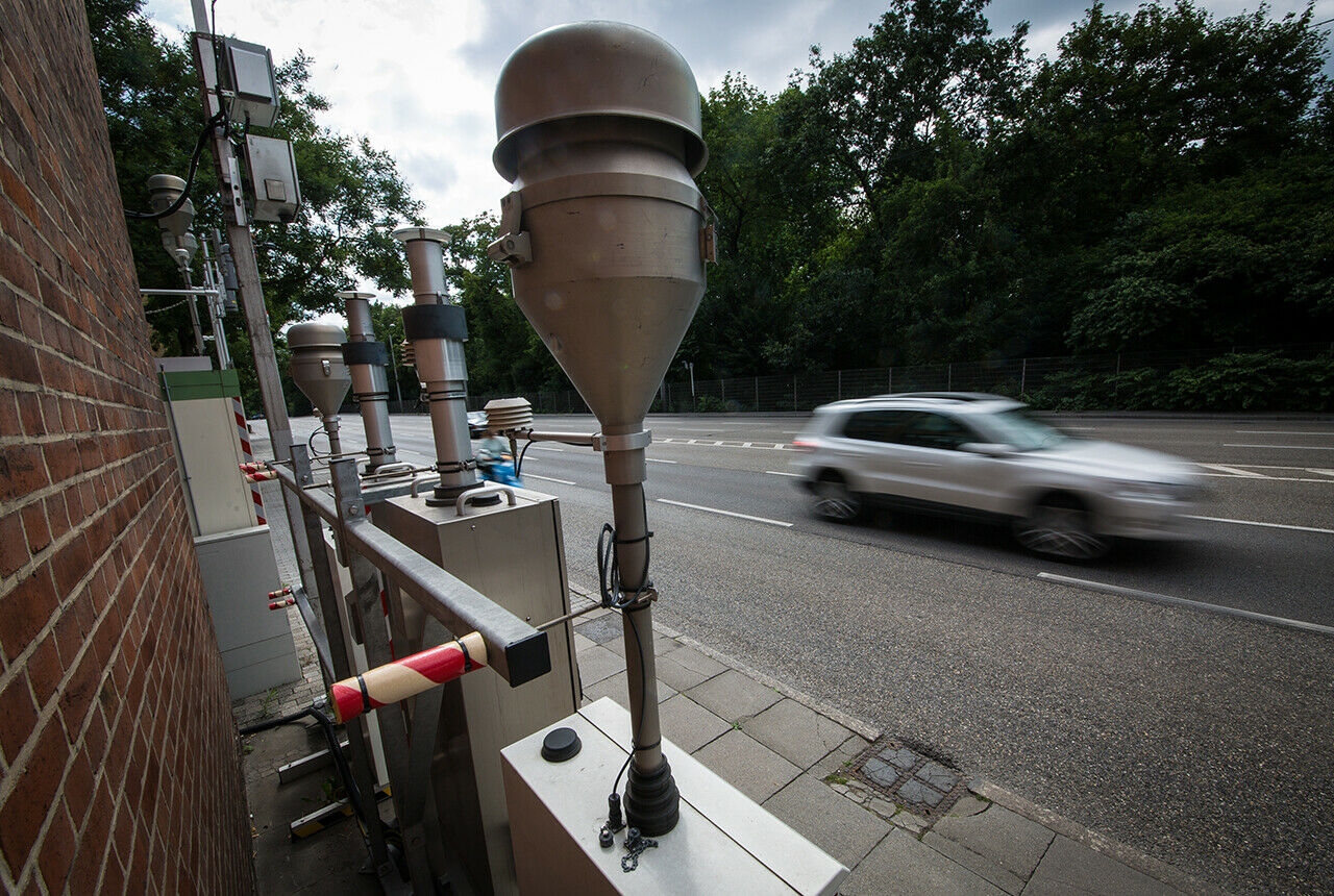 Bundesverkehrsminister Scheuer kündigte die Hardware-Nachrüstung von schweren kommunalen Fahrzeugen für bessere Luft in den Städten an. Dem Umweltministerium gefällt der Ansatz es fordert aber weitreichendere Maßnahmen