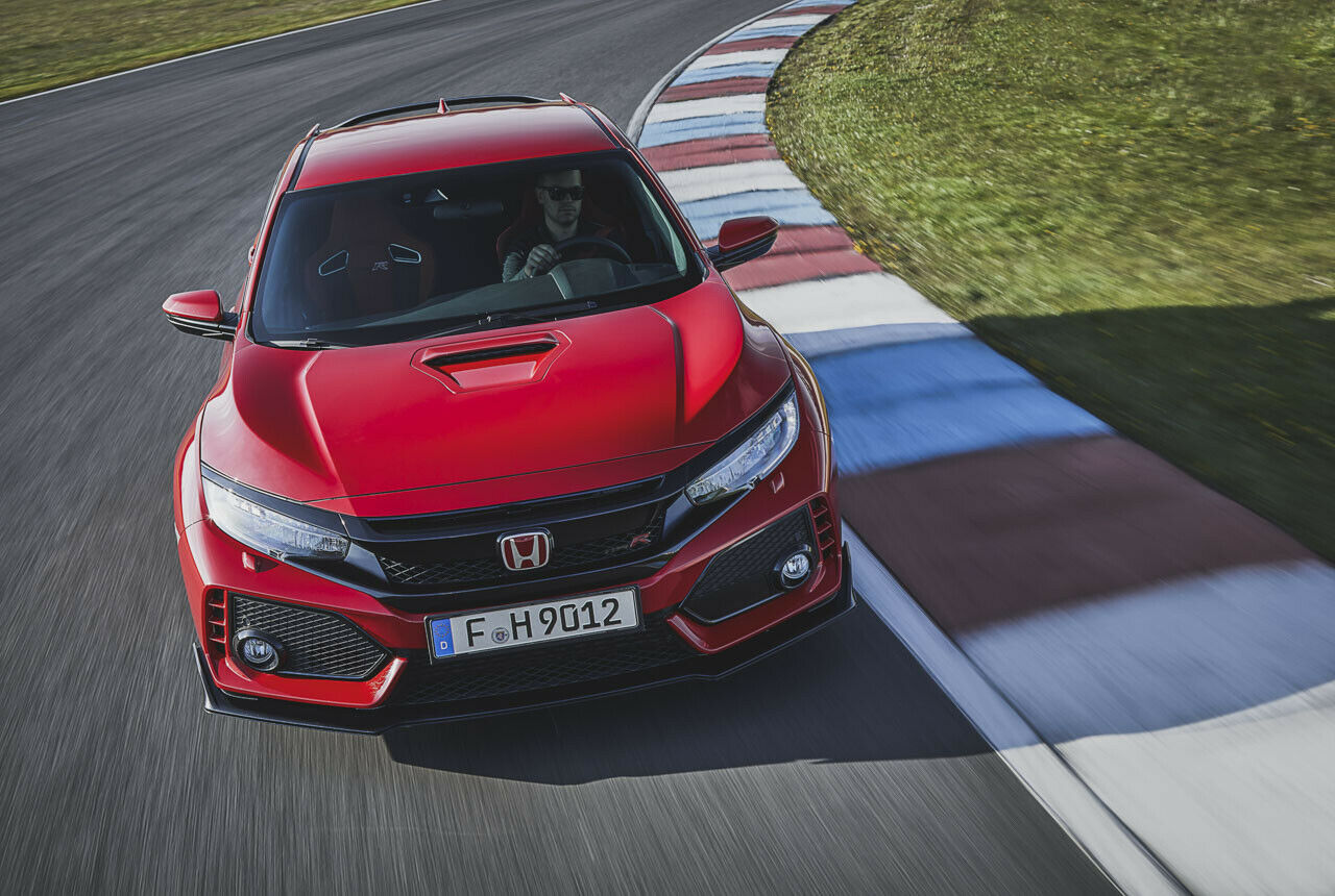Dank Sperre, Aerodynamik und guter Achsgeometrie funktionieren im Civic 320 PS und Frontantrieb ausgezeichnet