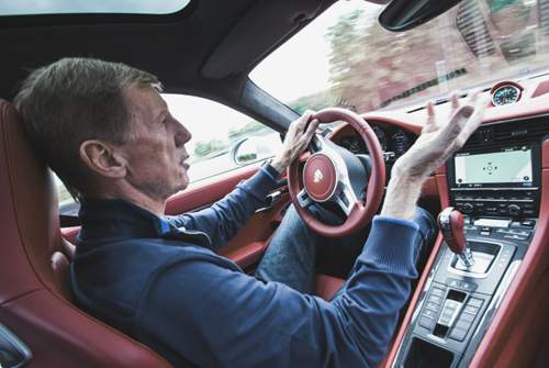 Locker hält Röhrl das Lenkrad, den Bilster Berg kennt er besonders gut, er hat ihn mitgeplant, den 911 Turbo hat er mitentwickelt