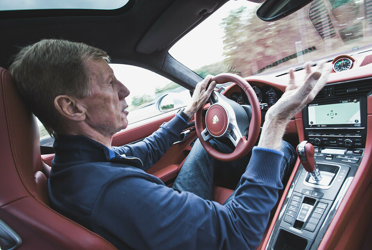 Locker hält Röhrl das Lenkrad, den Bilster Berg kennt er besonders gut, er hat ihn mitgeplant, den 911 Turbo hat er mitentwickelt
