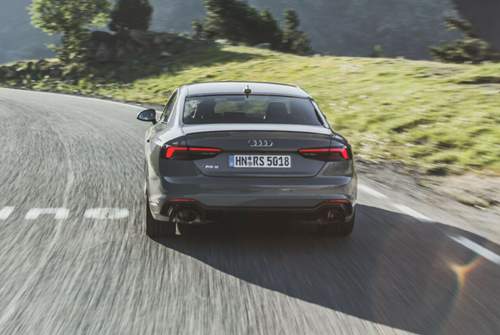 Audi RS5 Heckansicht: In Komfort-Stellung federt das adaptive Fahrwerk kaum härter als im Serien-A5