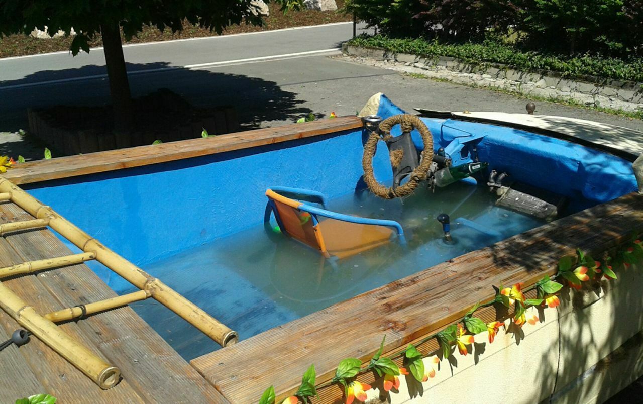 Dieses Bild hat die Polizei veröffentlicht. Der zum Pool umgebaute BMW war nicht zugelassen