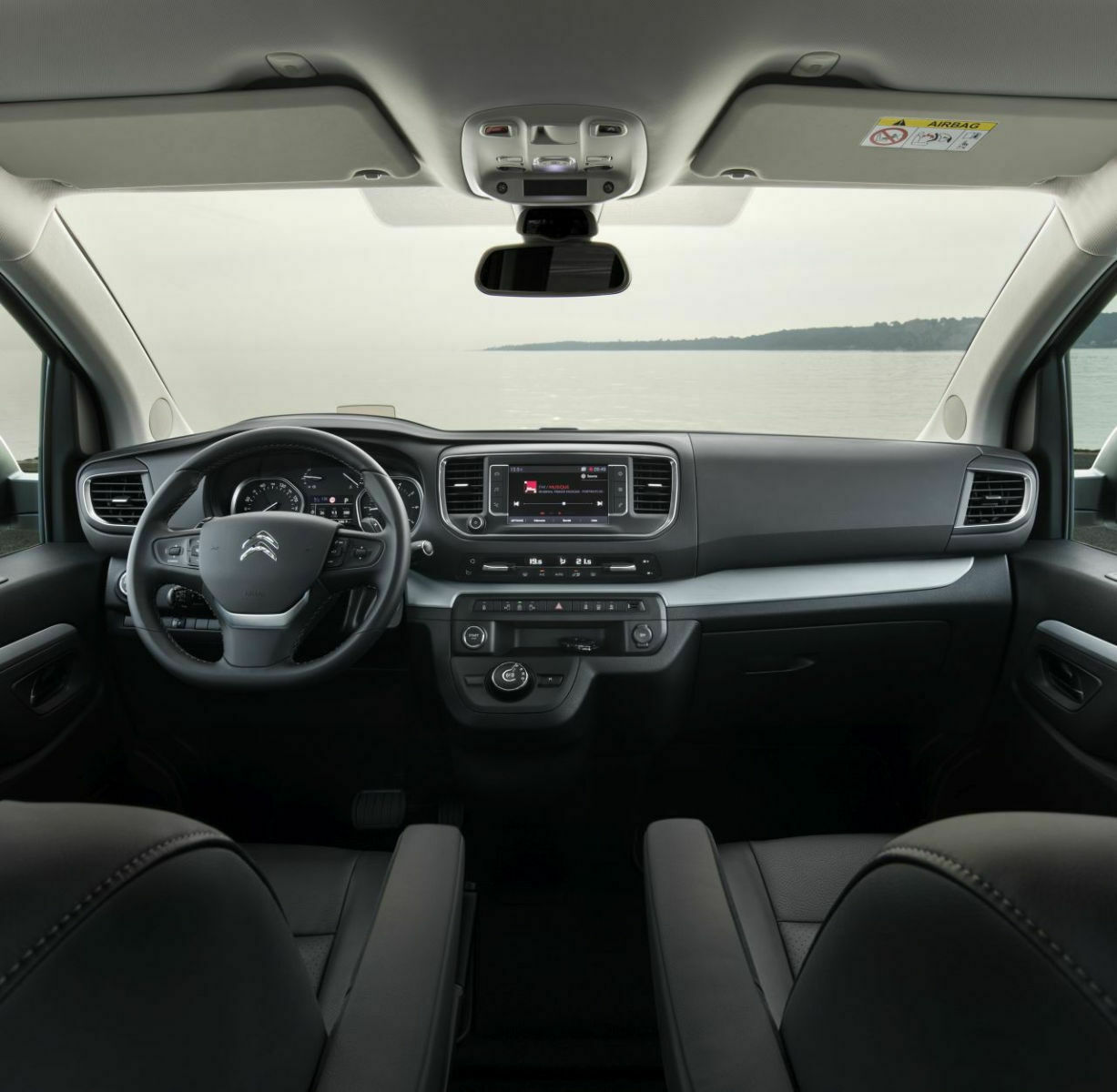 Citroën Spacetourer Cockpit: Das Hartplastik-Cockpit passt nicht so ganz zum "Lounge"-Anspruch des neuen Vans