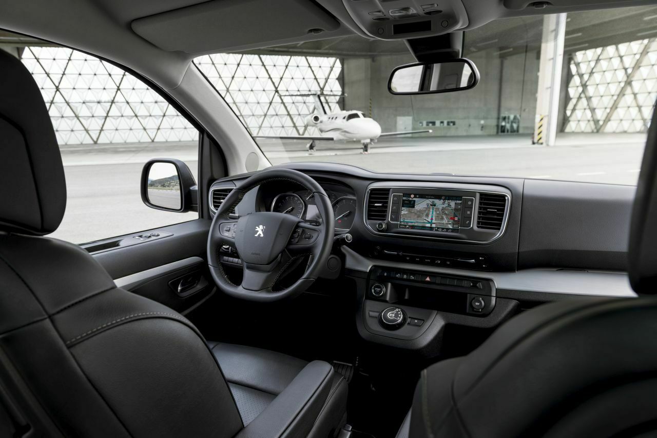 Cockpit Peugeot Traveller: Außer dem Markenlogo und dem Schaltknauf (nicht im Bild) sind die Cockpits identisch - ebenso wie Motoren, Getriebe, Lenkungs- und Fahrwerksabstimmung