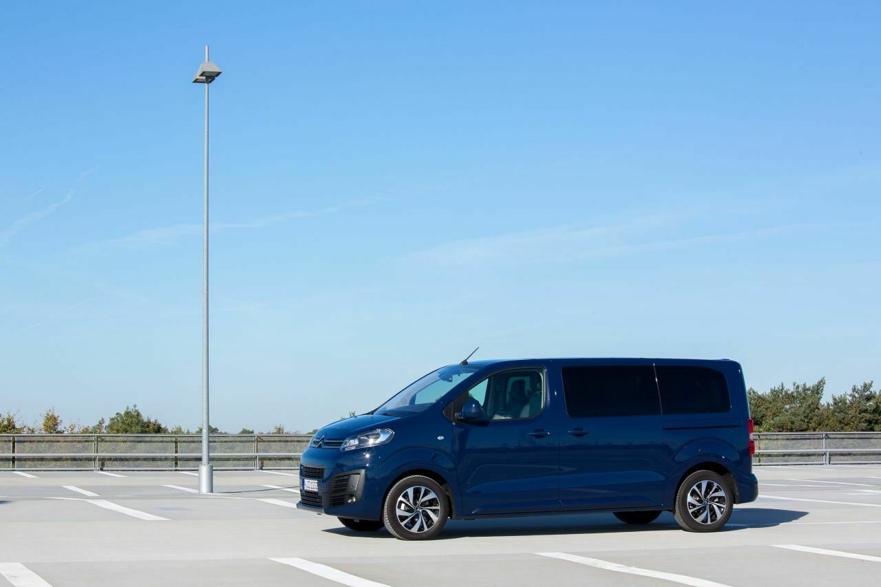 Citroën Spacetourer (mittlere Größe) in der Seitenansicht