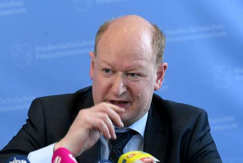 Niedersachsens Finanzminister Reinhold Hilbers freut sich über den unverhofften Geldsegen