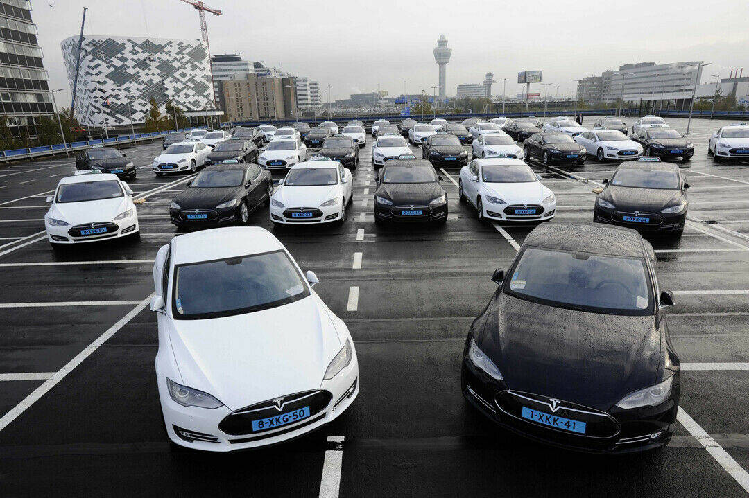 Der Aktienkurs des E-Autobauers hatte in den vergangenen Monaten um ein Drittel nachgegeben. Aktuell steht die Aktie bei rund 200 Dollar (im Bild: Tesla-Taxis am Flughafen Schiphol nahe Amsterdam)