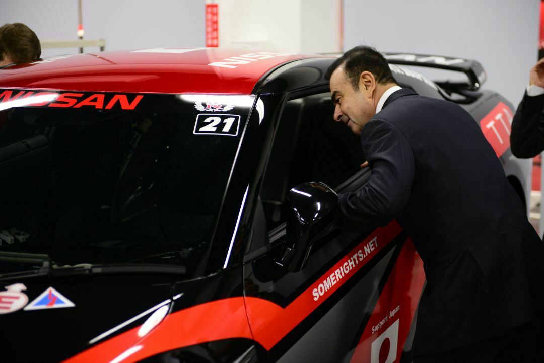 Renault-Nissan CEO Carlos Ghosn besichtigt einen GT-R GT 500.