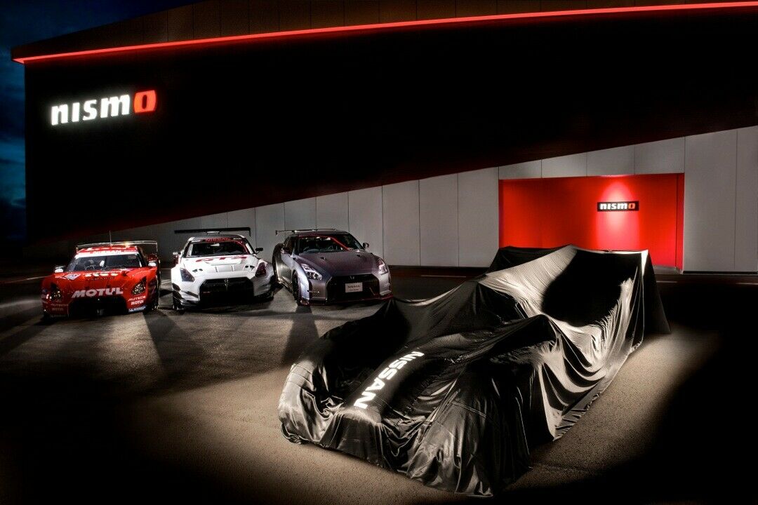 Den GT-R LM Nismo (hier unter dem Tuch) präsentiert Nissan im Dezember. Er wird mit Hybrid in der LMP1-Klasse in Le Mans starten