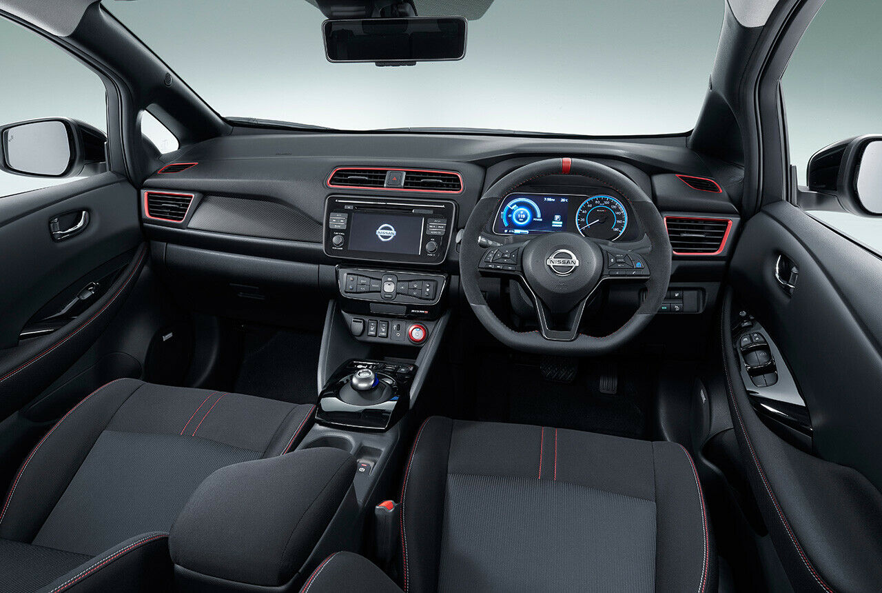Dezenter Sport-Look auch im Cockpit des Leaf Nismo
