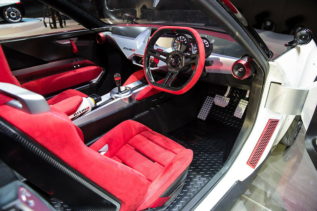Leuchtendes Rot und Carbon im Innenraum der Nismo-Studie