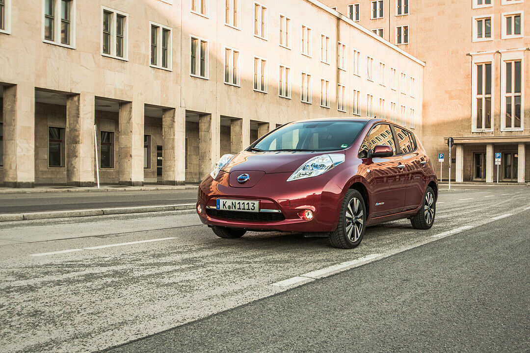 Der Nissan Leaf fährt in der Theorie neun Kilometer weiter als der Golf