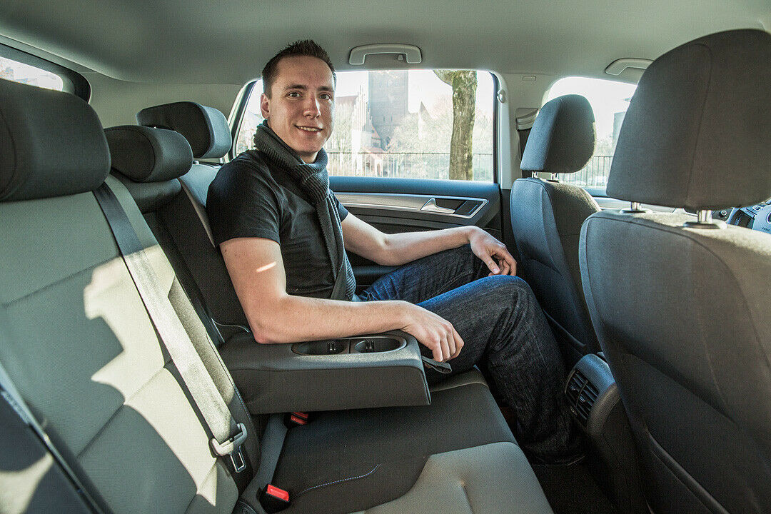 Auch im E-Golf sitzt Constantin bequem