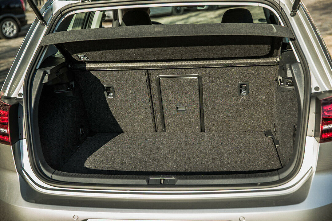 In den Kofferraum des E-Golf passen 380 Liter