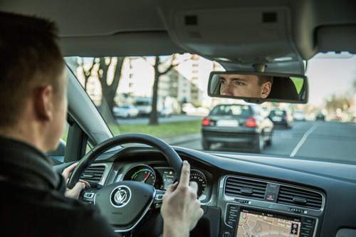 MOTOR-TALK-Redakteur Constantin Bergander am Steuer eines E-Golf