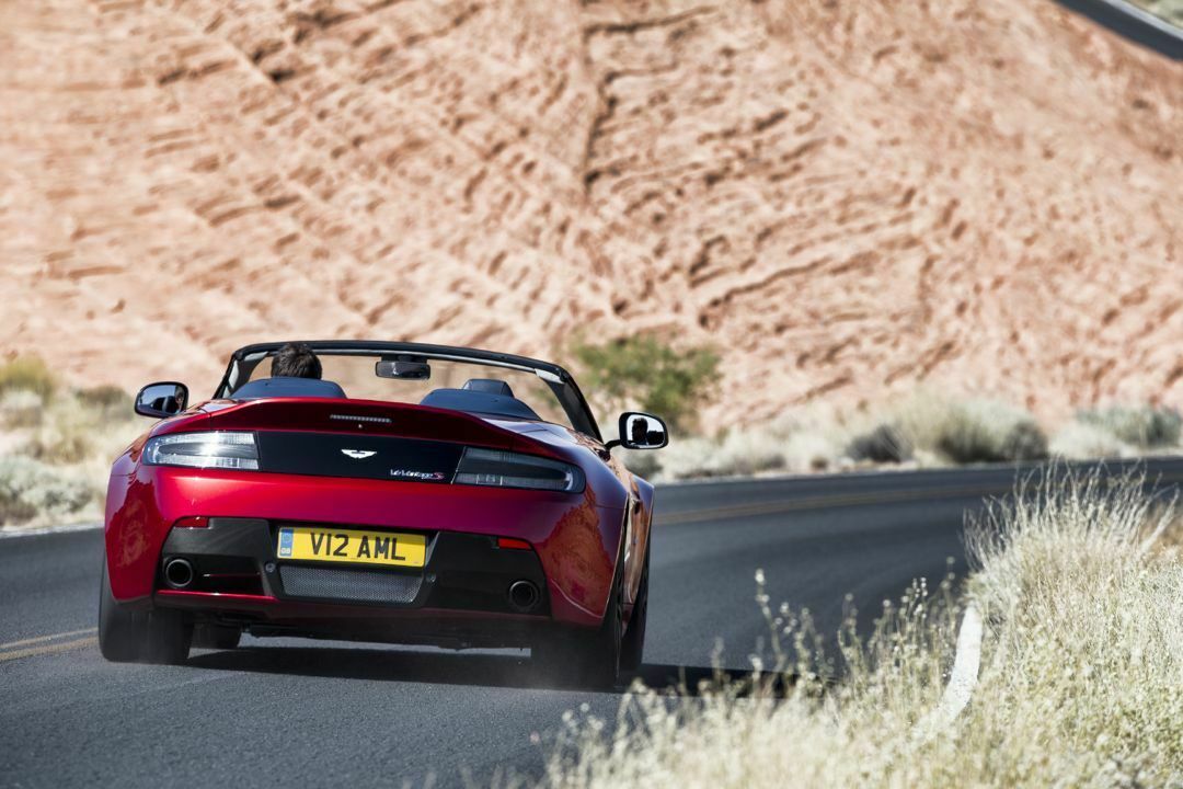 Zu erkennen ist der V12 S Roadster an Carbon-Teilen und Lufteinlässen auf der Motorhaube