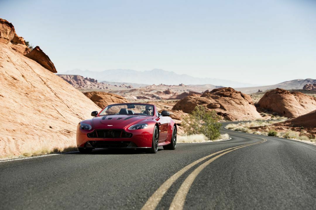 Der 6,0-Liter-V12 leistet 573 PS und beschleunigt den Aston auf 323 km/h
