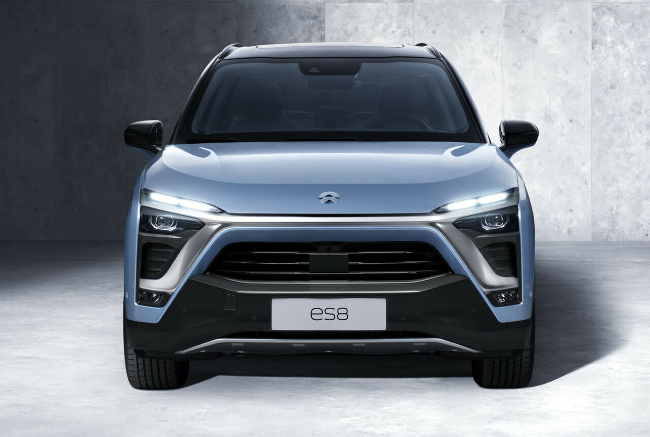 Im Nio ES8 sorgen zwei E-Motoren für insgesamt 480 KW (644 PS) und ein Drehmoment von 840 Newtonmetern. Wie viel Leistung der Akku abgeben kann, ist nicht bekannt