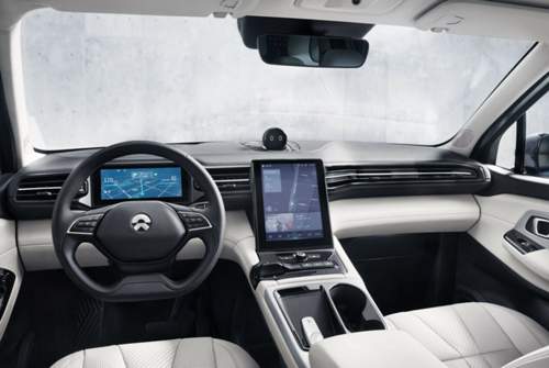 Auf dem Armaturenbrett des Nio ES8 thront der elektronische Assistent: Nomi, die Alexa des chinesischen Elektro-SUV