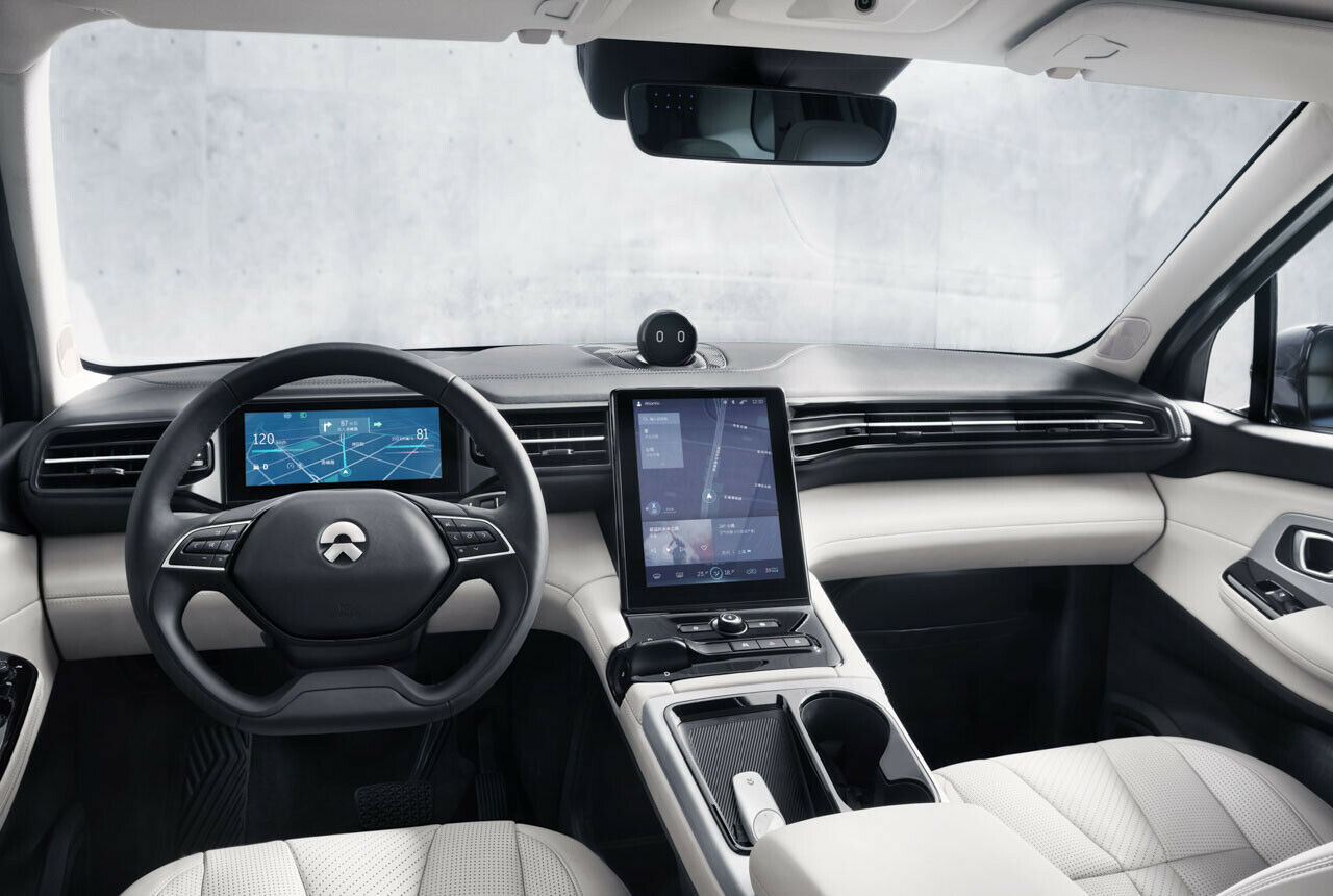 Auf dem Armaturenbrett des Nio ES8 thront der elektronische Assistent: Nomi, die Alexa des chinesischen Elektro-SUV