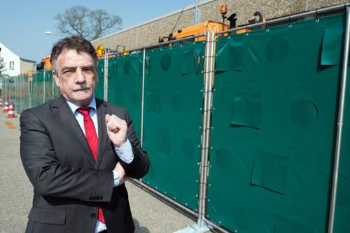 NRW-Verkehrsminister Michael Groschek will die Unfallopfer vor den neugierigen Blicken der Vorbeifahrenden schützen
