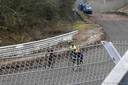 Im Hintergrund befindet sich die berühmte Sprungkuppe, dahinter wurde bereits neues Grundmaterial aufgetragen