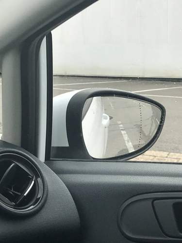Auto sieht schräg aus