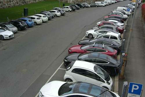 Ein Großparkplatz für Elektroautos im Zentrum der norwegischen Hauptstadt Oslo