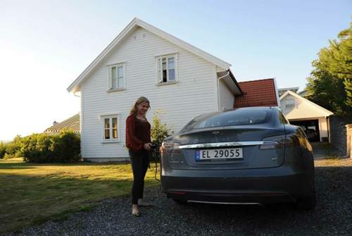 In Norwegen entfallen die Autobahngebühren für e-Autos. Zudem darf die Busspur benutzt und auf kommunalen Parkplätzen kostenlos geparkt werden