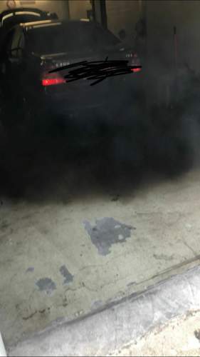 Schwarzer Rauch beim Gas geben.jpg