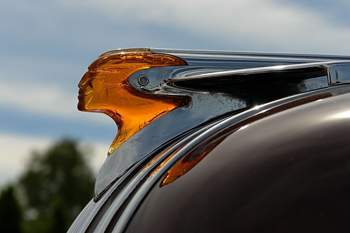 Kuehlerfigur-eines-pontiac-chieftain