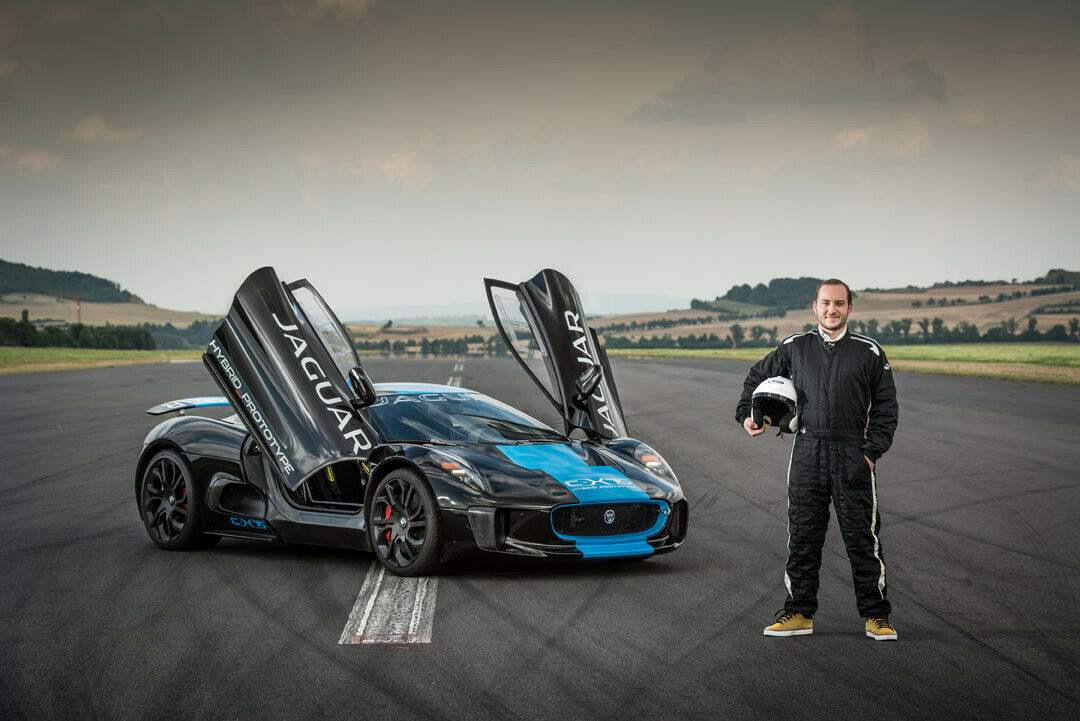 MOTOR-TALK-Redakteur Philipp Monse testete den Jaguar C-X75 auf einem Flugplatz in der Eifel