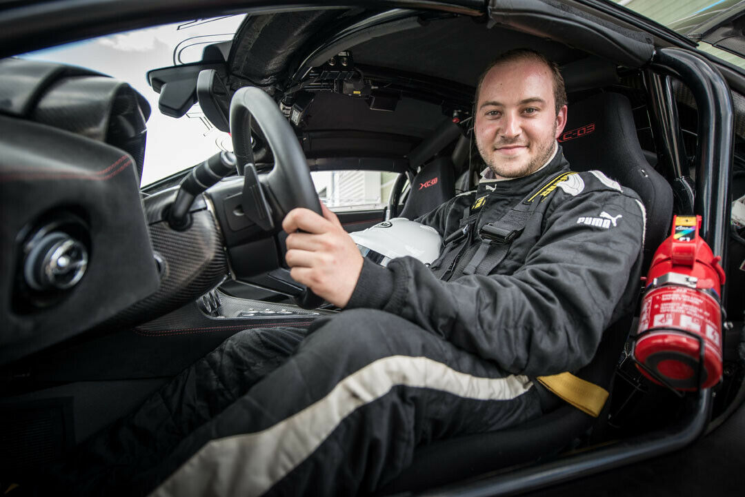 MT-Redakteur Philipp Monse macht sich bereit für einen Runde im C-X75