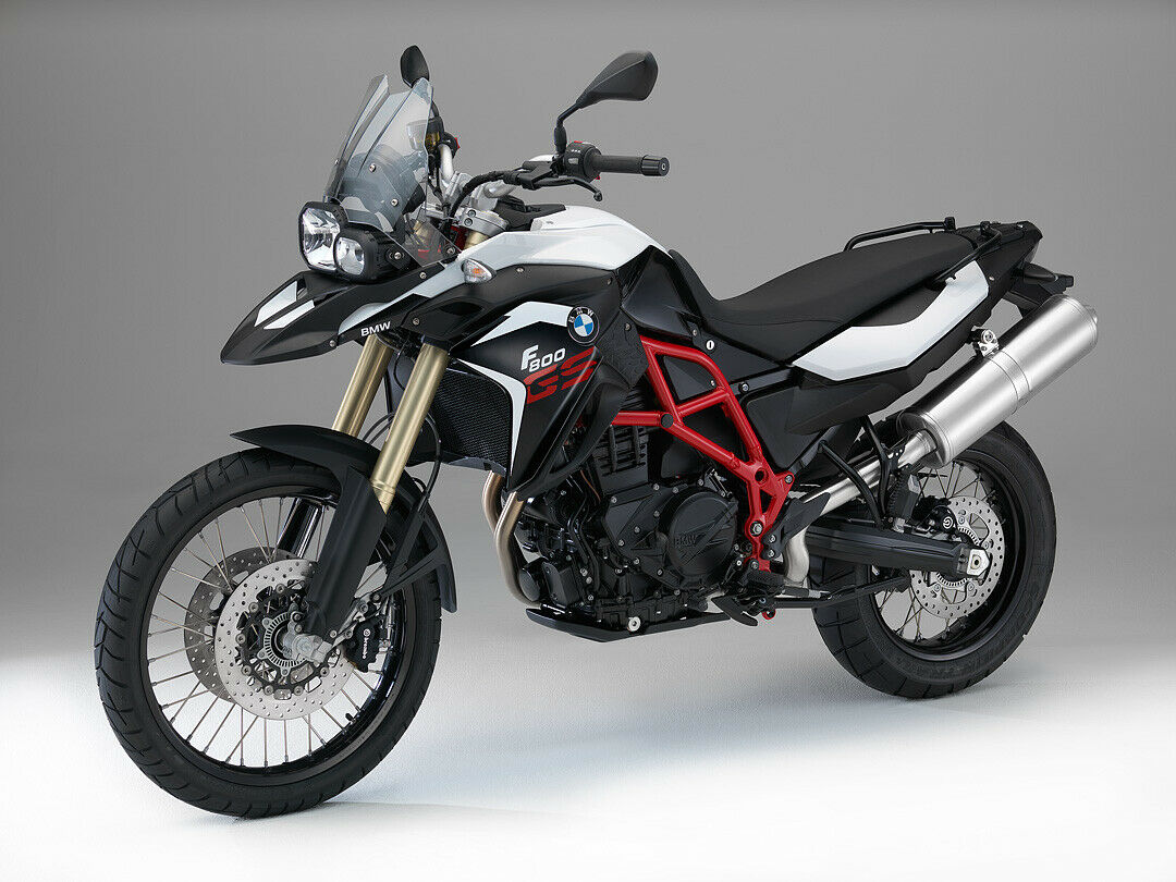 Die 800 GS Adventure erinnert mit dem roten Rahmen an die Honda CB450S der End-Achtziger