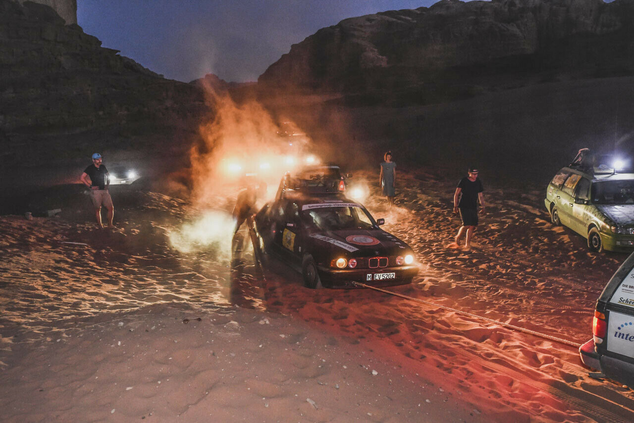 Feuer? Nein, nur Rücklichter und etwas Flugsand