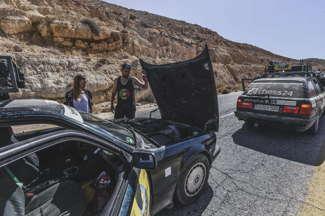 Und nun? Der Blick unter die Haube wurde häufiger, je strapaziöser die Tour für die alten Autos wurde
