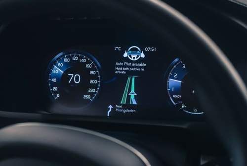 Sobald der Volvo "Intellisafe Auto-Pilot" eine geeignete Strecke erkennt, leuchtet im Bordcomputer das entsprechende Signal
