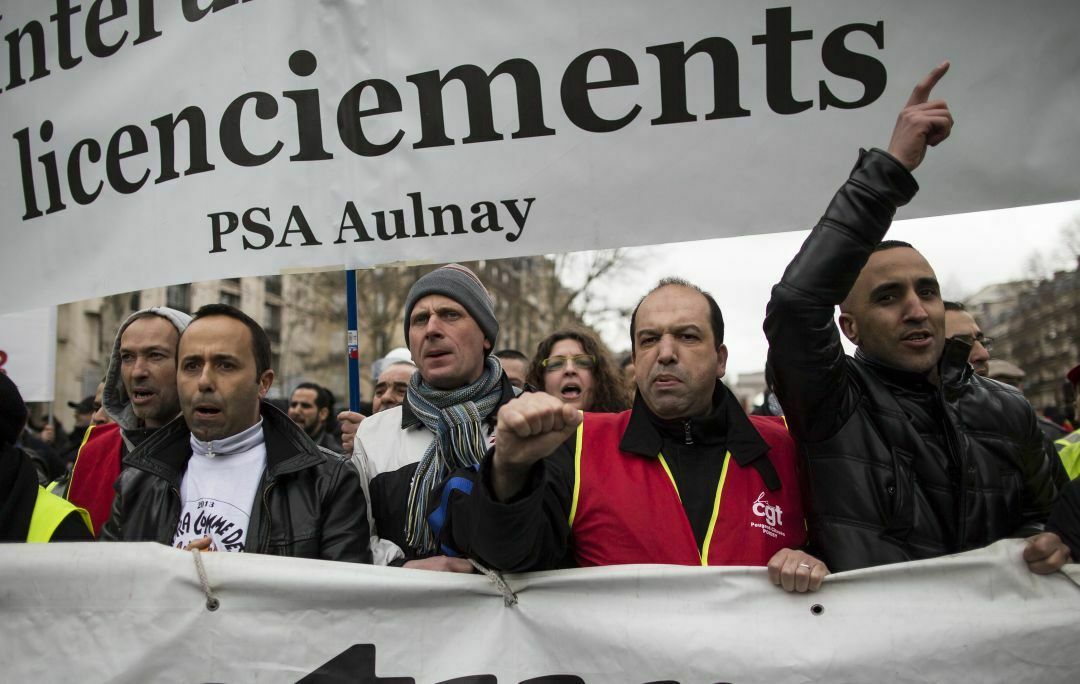 Arbeiter protestieren in Paris gegen die Schließung des Werks Aulnay. Der Konzern prüft momentan eine vorzeitige Schließung, um Kosten zu sparen.